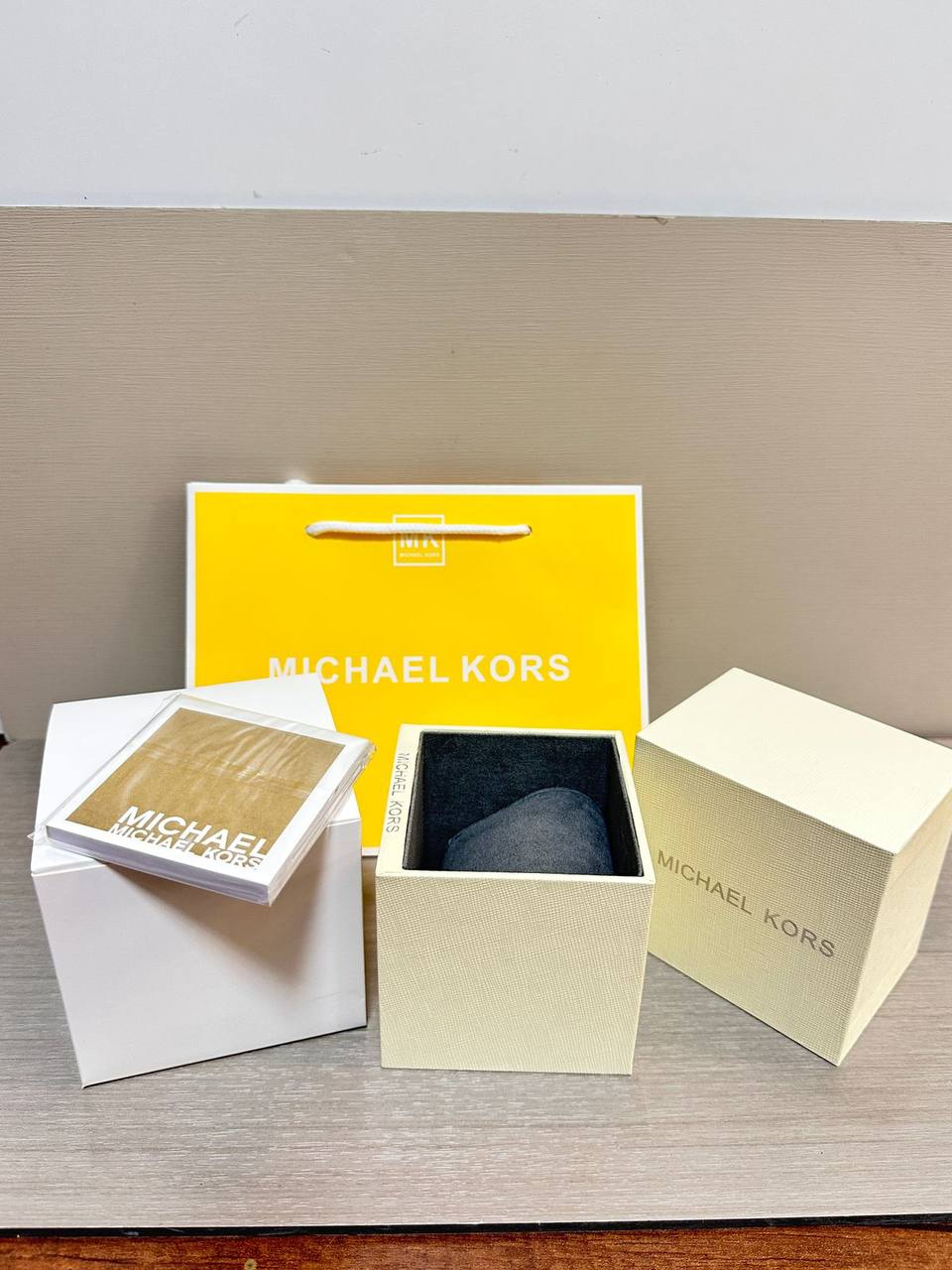 Watches Boxes
Master Box + Paper bag & Card
🎁🎁🎁

50 dhs🪙🌨️

Zain85
♥️♥️♥️