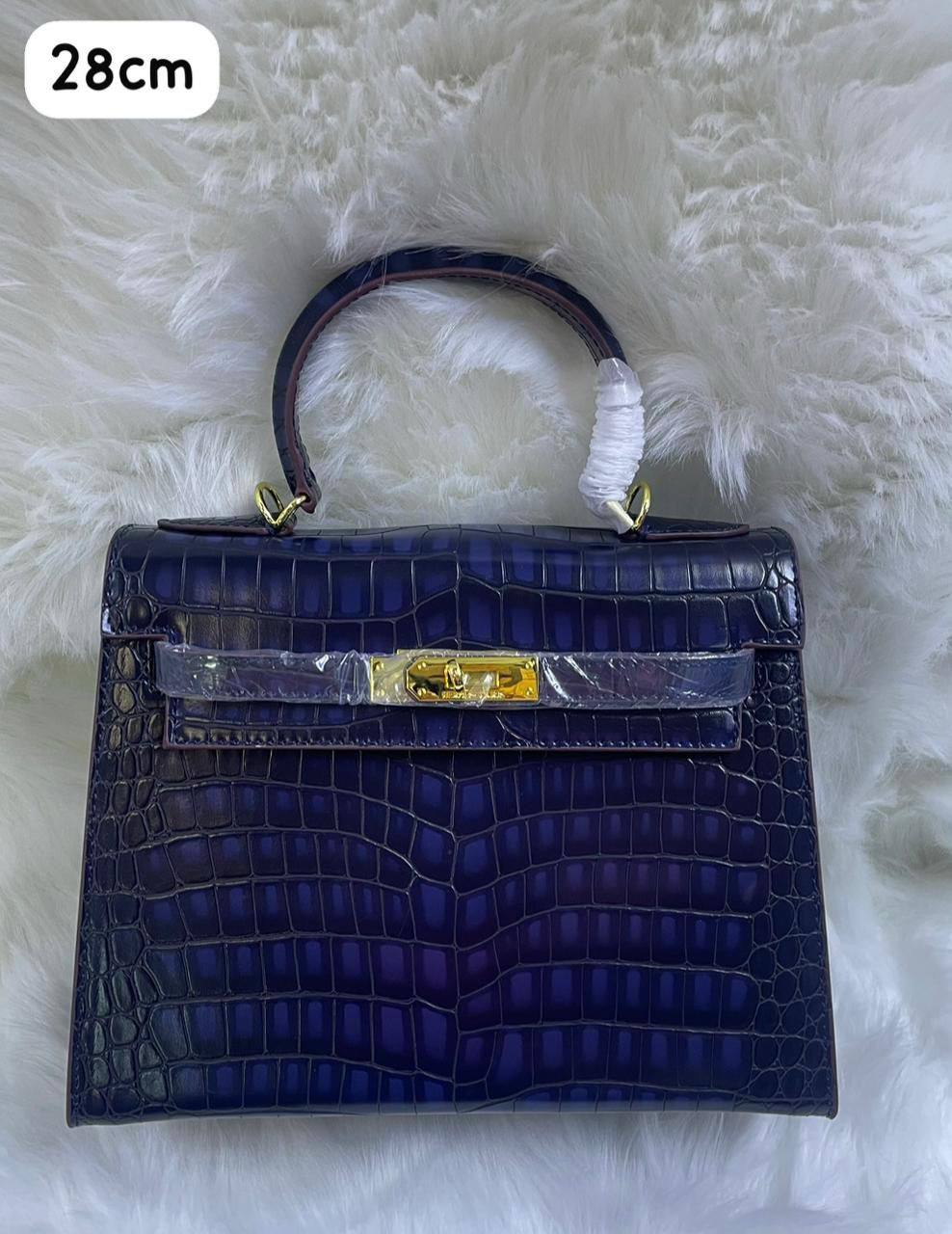 Hermes
105 dhs✅ 

with box
🎁🎁🎁

Zain72
♥️♥️♥️