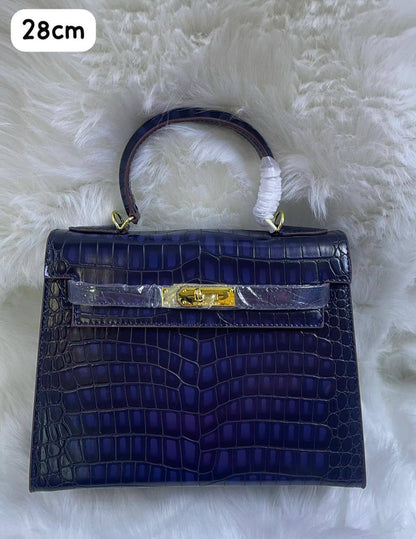 Hermes
105 dhs✅ 

with box
🎁🎁🎁

Zain72
♥️♥️♥️