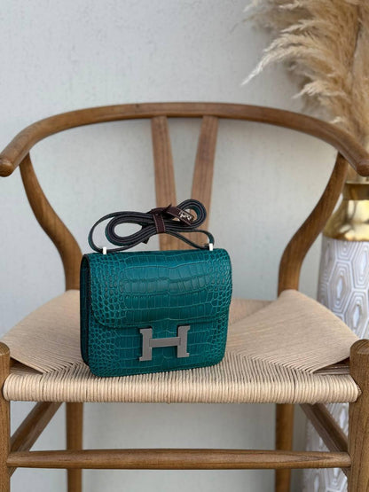 Available Again✨✨✨
HERMES
18cm
350 dhs🪙🌺
Top quality 

With box🎁

Zain228
♥️♥️♥️