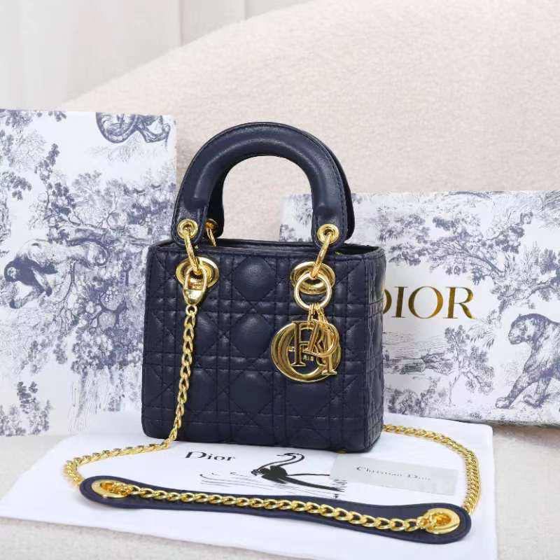 Dior

95 dhs✅

high quality 

With box
🎁🎁🎁

Zain26
♥️♥️♥️