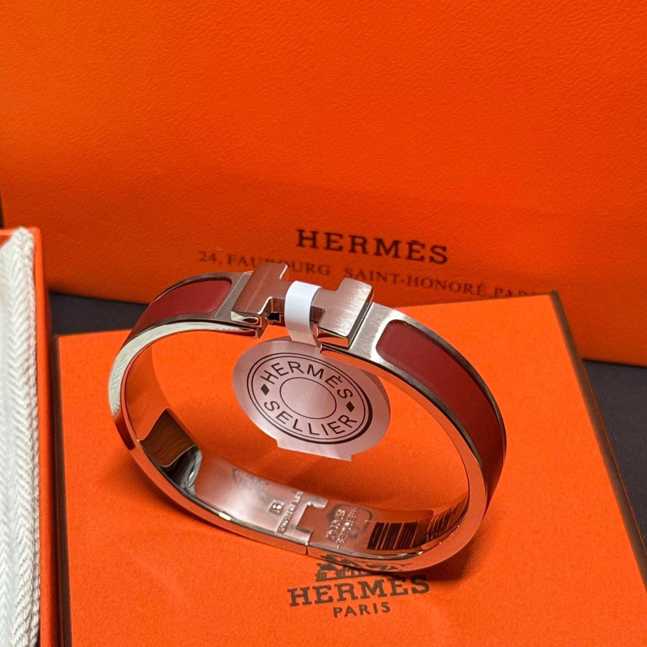 Hermes 🔥*
Bangle 🦋
Super master quality 💯
Size available 19,21✨
With normal boxes 📦 
90 dhs🌺
With master box 🗃️ 
105 dhs🌺

Zain216
♥️♥️♥️