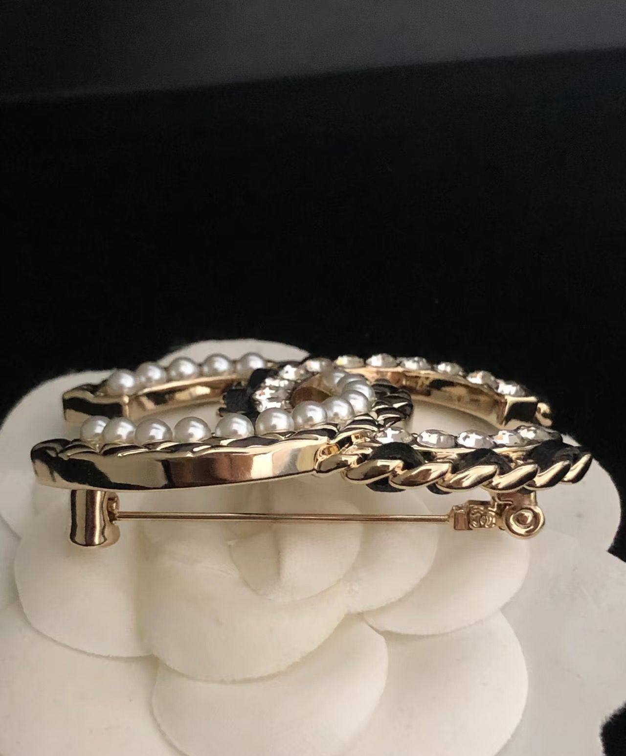 CHANEL❤️‍🔥*
BROOSH🦋
Master quality 💯
With normal boxes 📦 
50 dhs❣️
With master box 🗃️ 
60 dhs❣️

Zain216
♥️♥️♥️