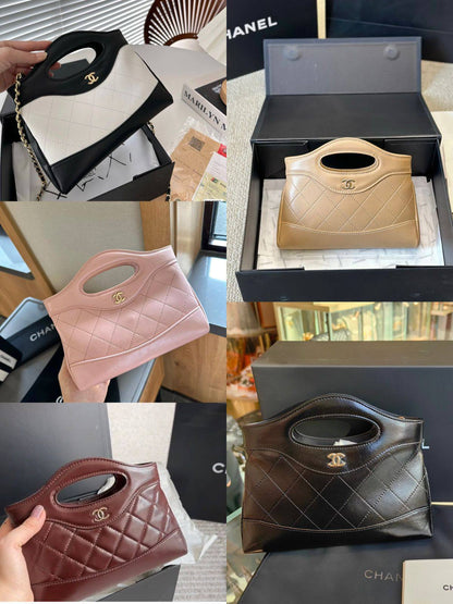 Chanel 
good quality, comes 
with  box,  
🎁🎁🎁

size... 21 *14 cm 
90 dhs❣️

Zain12
♥️♥️♥️