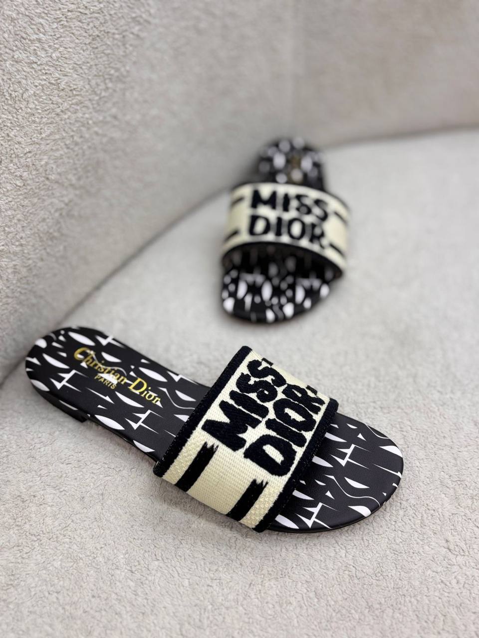 Dior 
100 dhs✅
Size 36-42

Zain55
♥️♥️♥️