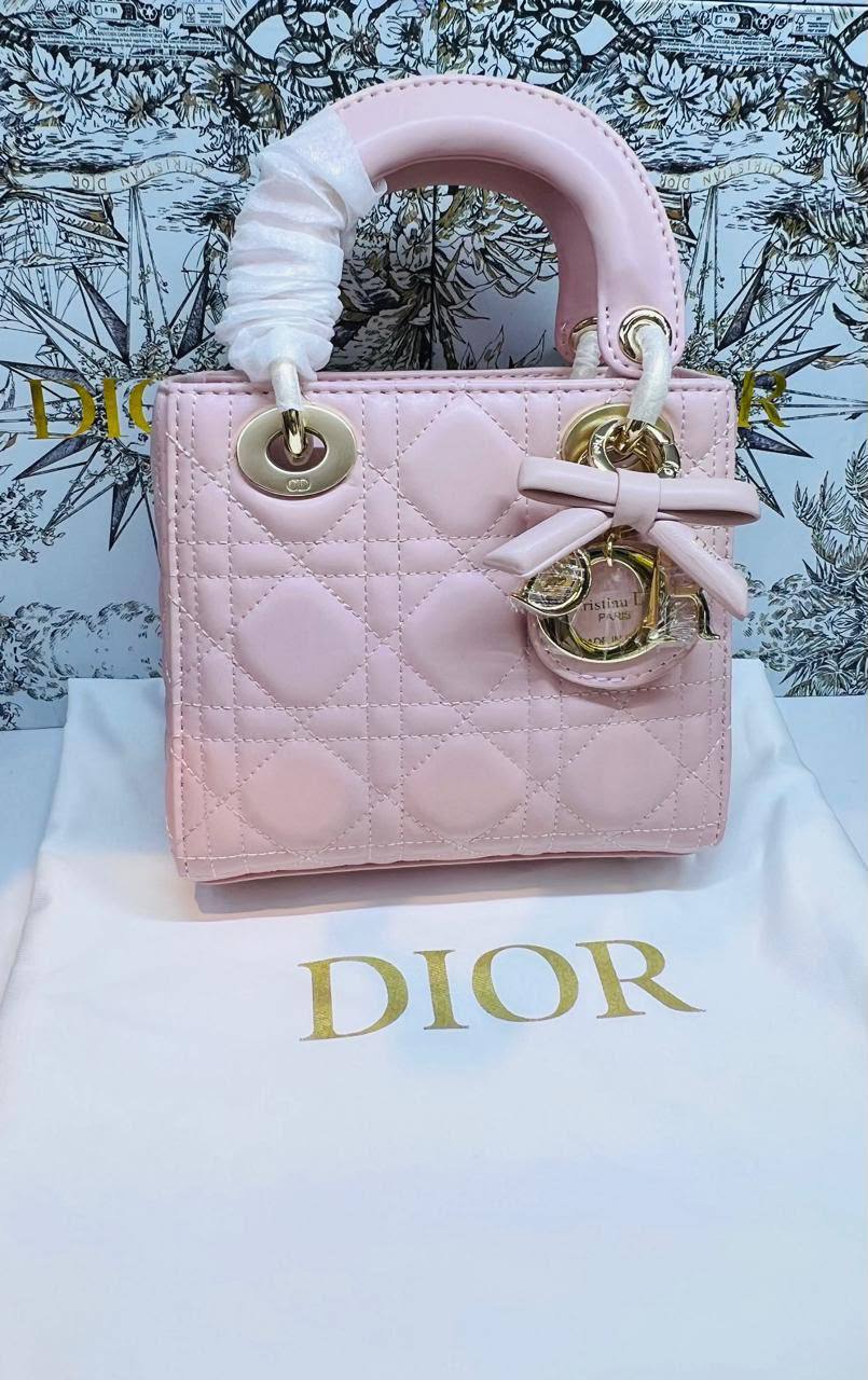 Lady Dior Bag With Chain
Master quality 
17cm with box 📦 
320 dhs🇦🇪🇦🇪

Zain95
♥️♥️♥️