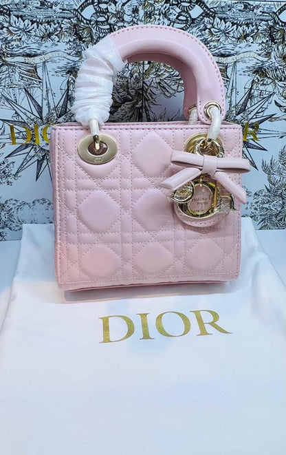 Lady Dior Bag With Chain
Master quality 
17cm with box 📦 
320 dhs🇦🇪🇦🇪

Zain95
♥️♥️♥️