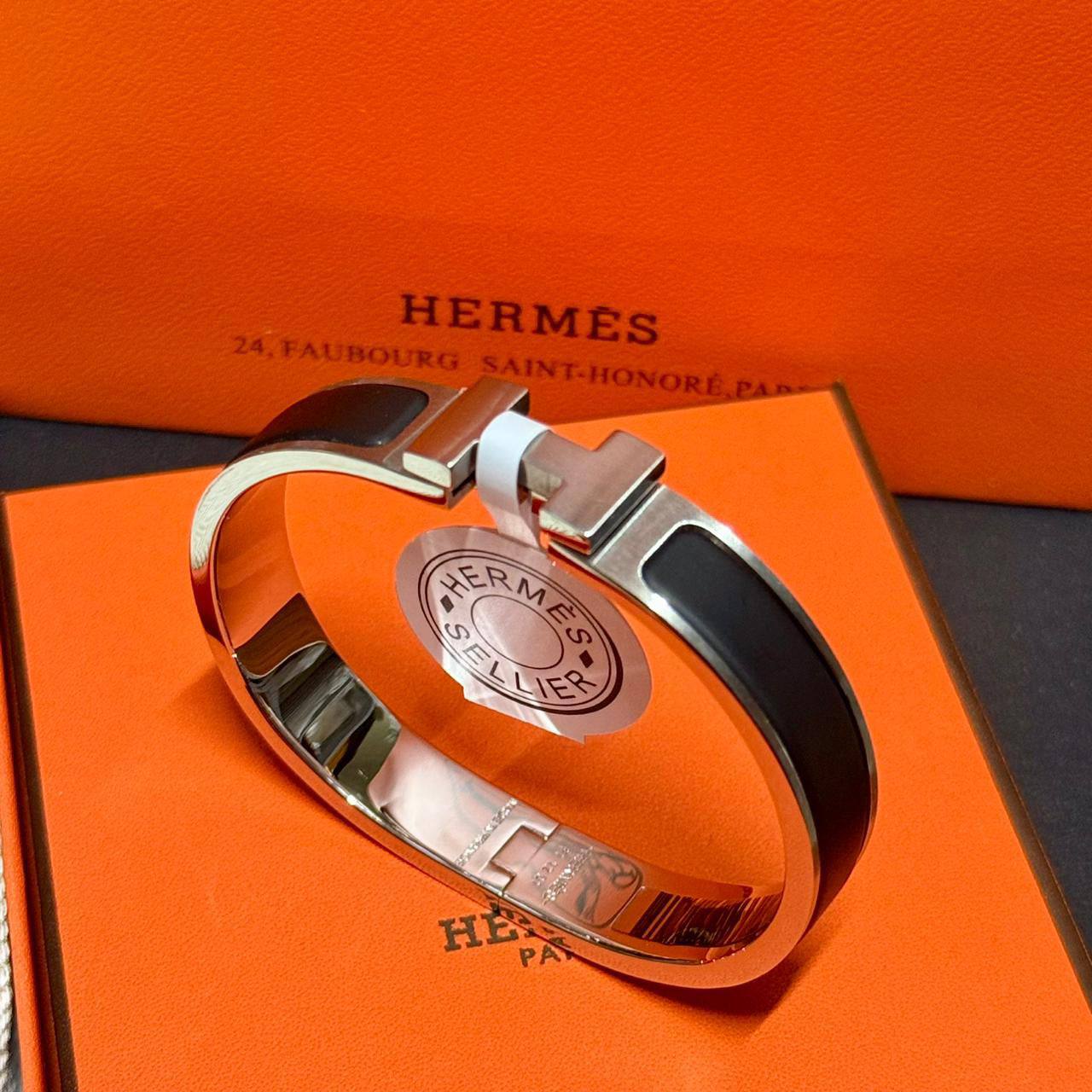 Hermes 🔥*
Bangle 🦋
Super master quality 💯
Size available 19,21✨
With normal boxes 📦 
90 dhs🌺
With master box 🗃️ 
105 dhs🌺

Zain216
♥️♥️♥️