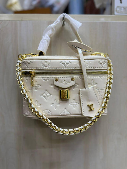 LV Vanity
Size :  18 * 12 cm
85 dhs🪙💕
with box🎁

Zain115
♥️♥️♥️