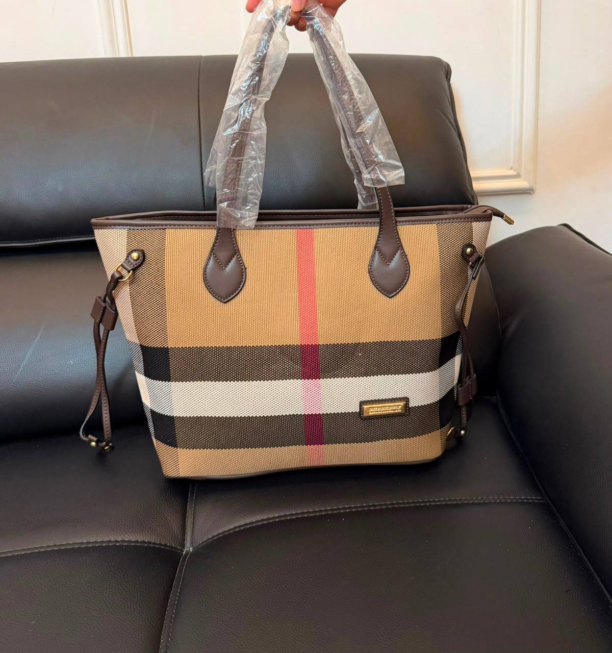 Burberry
100 dhs✅
size 46×16×29cm

Zain42
♥️♥️♥️