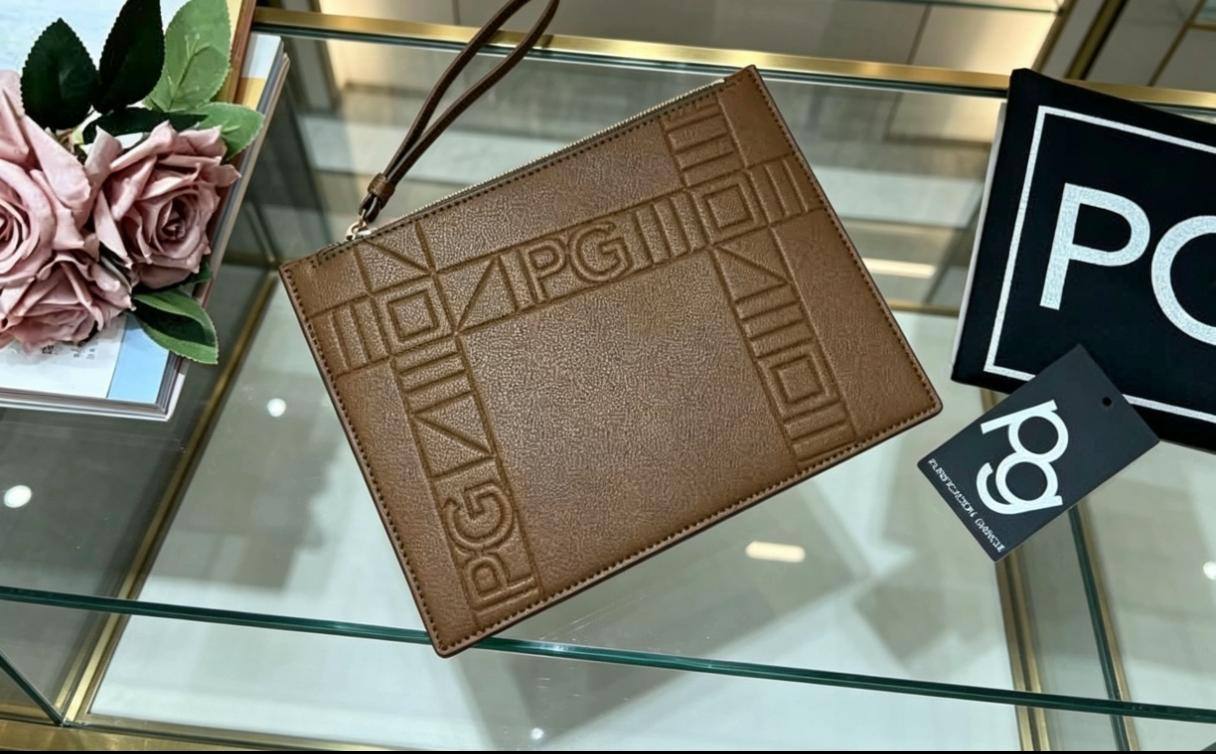 Introduction of PG(Purificación García)📌
 70 dhs✅

Full brand name: Purificación García, abbreviated as PG, a Spanish light-luxury designer handbag brand founded in Madrid, Spain, a time-honored European brand focusing on art accessories.

Zain07
♥️♥️♥️