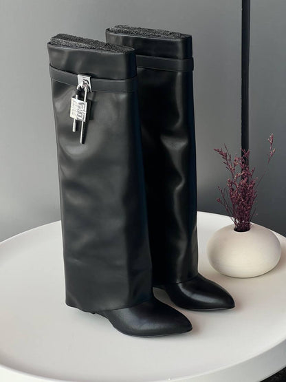 Gevenchy boot long🌹
36_41
Super high quality* 
700 dhs🪙🖤
750 dhs🪙🖤
Zain176
♥️♥️♥️