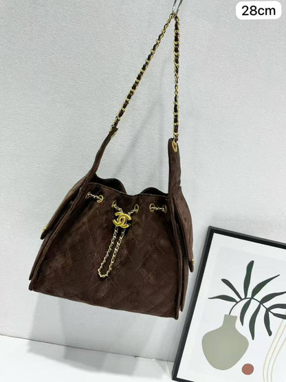 ❤️ Chanel 25C hobo
1️⃣ First quality
Size : 28 * 13 * 35 cm
95 dhs✅

Zain115
♥️♥️♥️