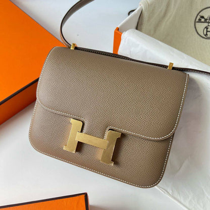 Hermes 
Best quality 

with box’s 
🎁🎁🎁

100 dhs✅
size 23 Cm

Zain290
♥️♥️♥️