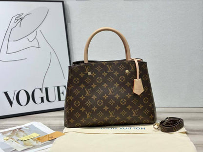 LV
NEW CAME GOOD QUALITY WITHBOX 
🎁🎁🎁

95 dhs🪙🌨️
SIZE : 28cm

Zain39
♥️♥️♥️
