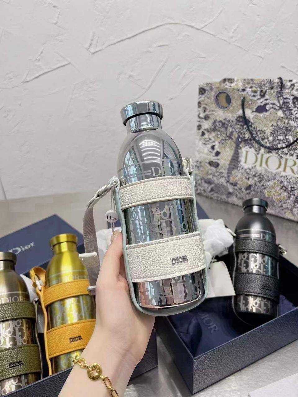 Dior 
100 dhs🇦🇪🇦🇪
with box

Zain90
♥️♥️♥️