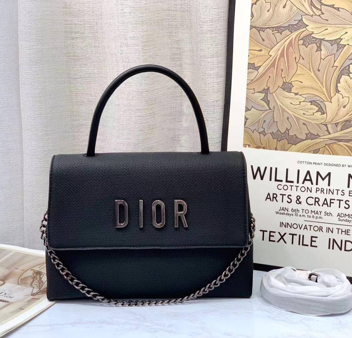Dior 
27cm stock ✨👆🏾

With box
🎁🎁🎁

115 dhs🪙🌺

Zain168
♥️♥️♥️