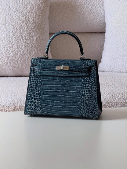 Hermes kelly 25cm💕master quality😍

with box❤️
700 dhs🪙💕

Zain52
♥️♥️♥️