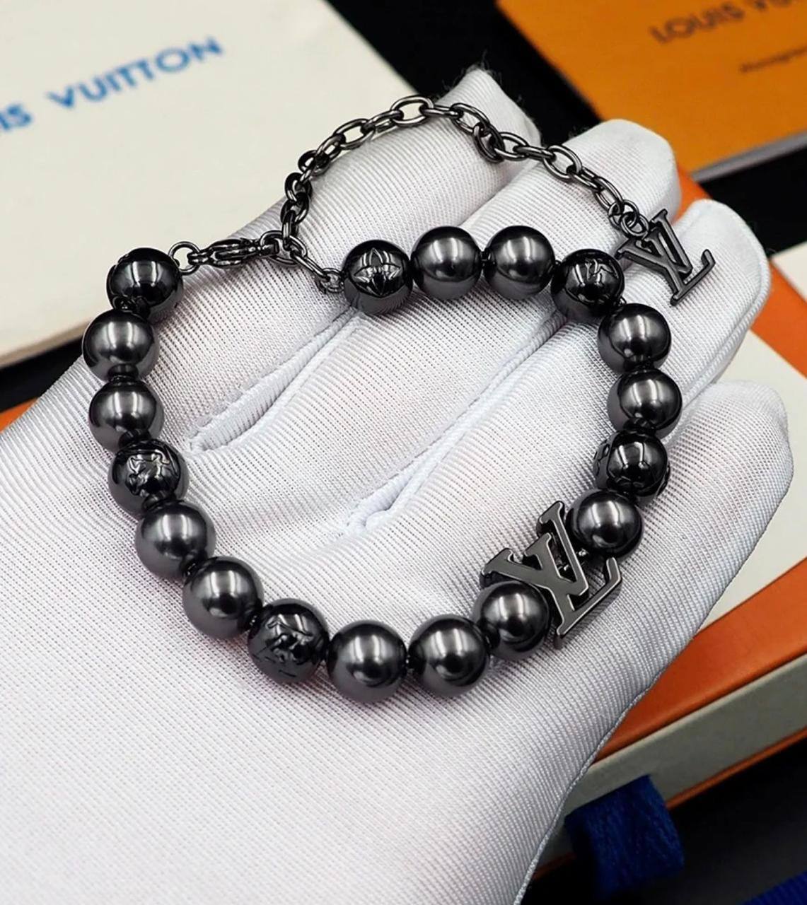 LV 
Master Bracelet 
90 dhs🪙🌨️

Zain32
♥️♥️♥️