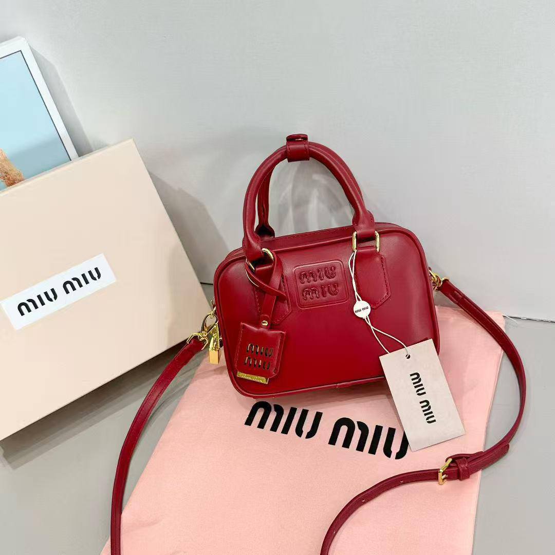 Miu Miu
95 dhs❣️
with box 
🎁🎁🎁

Good quality 🌹🌹🌹🌹

Zain253
♥️♥️♥️
