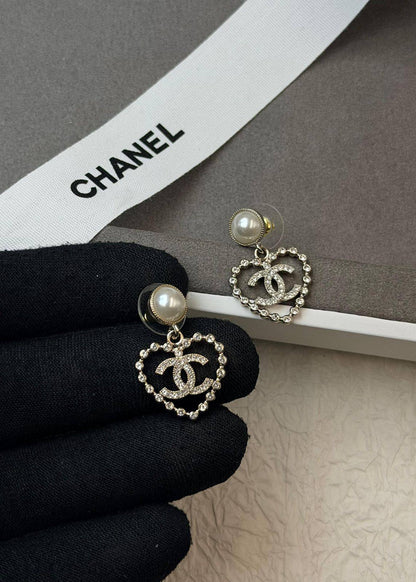 *CHANEL* 🤍
↗️ *Super Master Quality ®️*
* *New Collection*
* ⁠EARINGS
*95 dhs❣️* with *Orignal* Packing 🎁
*85 dhs❣️* with *Normal* Box & Bag

Zain209
♥️♥️♥️