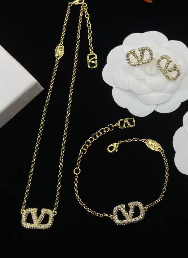 Valentino set🦋*
Necklace ❤️‍🔥
Earring❣️
Bracelet 😍
Master quality 💯
With normal boxes 📦 
120 dhs🪙💕

Zain216
♥️♥️♥️