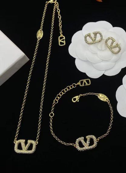 Valentino set🦋*
Necklace ❤️‍🔥
Earring❣️
Bracelet 😍
Master quality 💯
With normal boxes 📦 
120 dhs🪙💕

Zain216
♥️♥️♥️