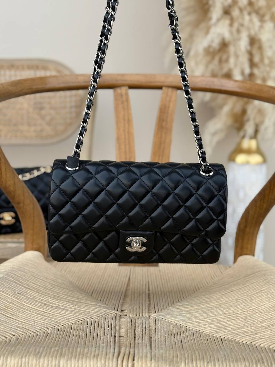 New Collection✨✨✨
CHANEL
23cm
350 dhs👑
Top quality 
With box🎁

Zain167
♥️♥️♥️