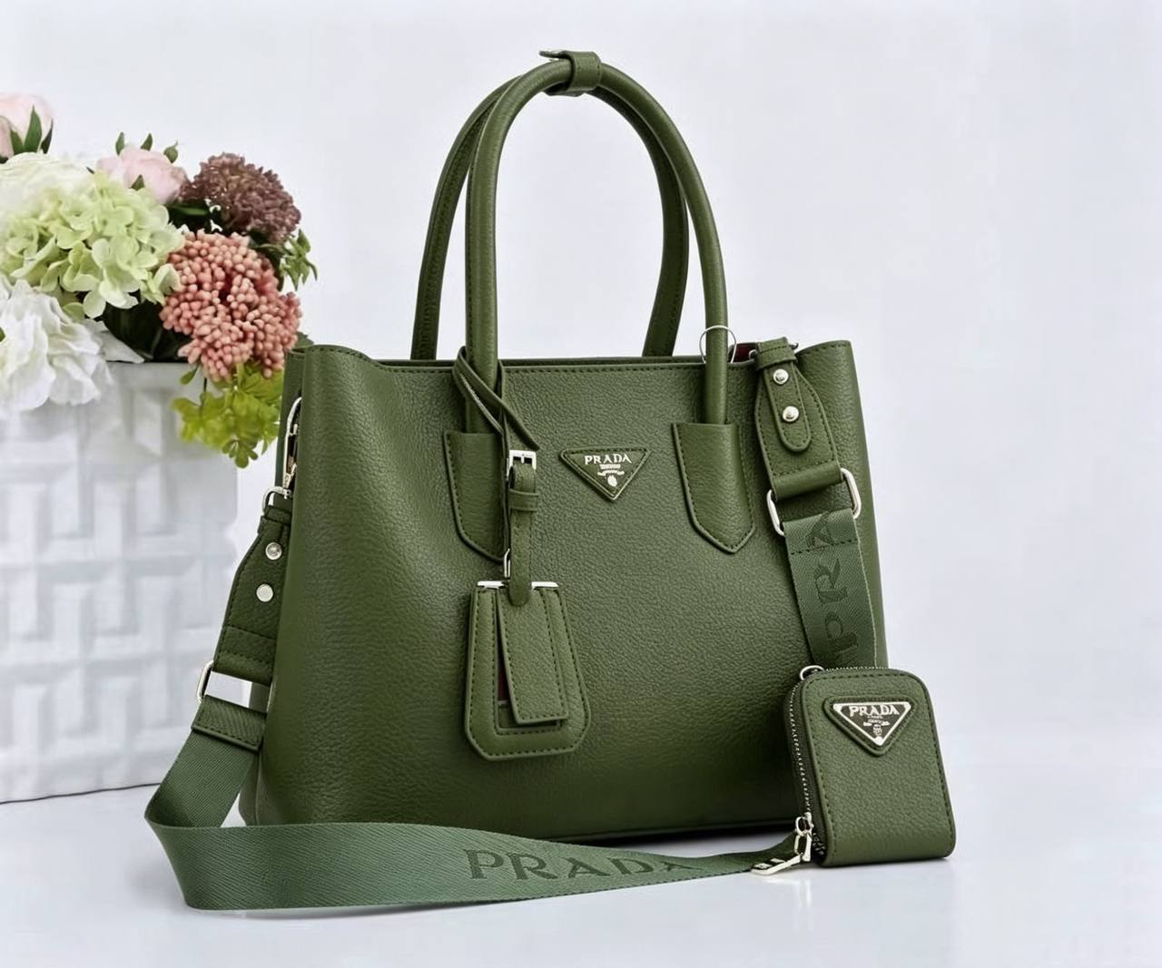 PRADA 
GOOD QUALITY
120 dhs💓

Zain295
♥️♥️♥️