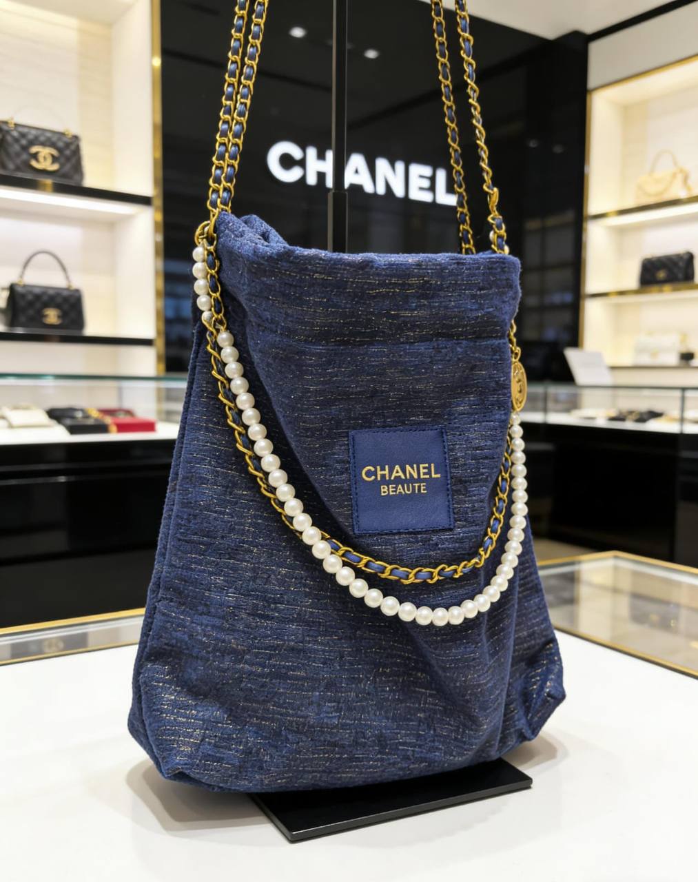 Chanel

90 dhs✅
small 

100 dhs✅
Big
with box
🎁🎁🎁

Zain07
♥️♥️♥️