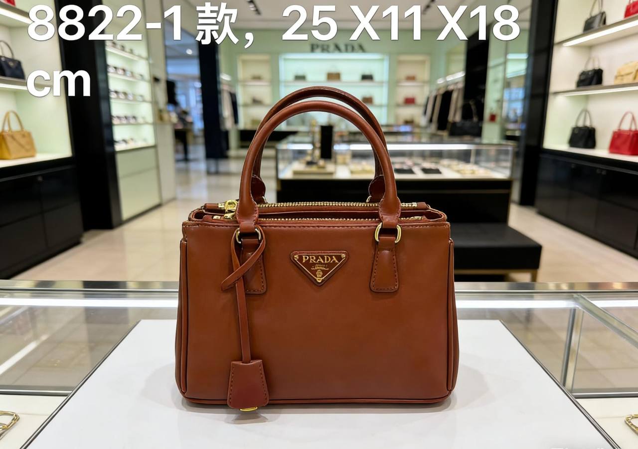 Prada
100 dhs🇦🇪
Size:25*11*18
Good quality .new

Zain07
♥️♥️♥️