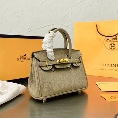 HERMES BIRKIN SMALL SIZE GOOD QUALITY WITH BOX 
110 dhs🇦🇪🇦🇪

Zain295
♥️♥️♥️