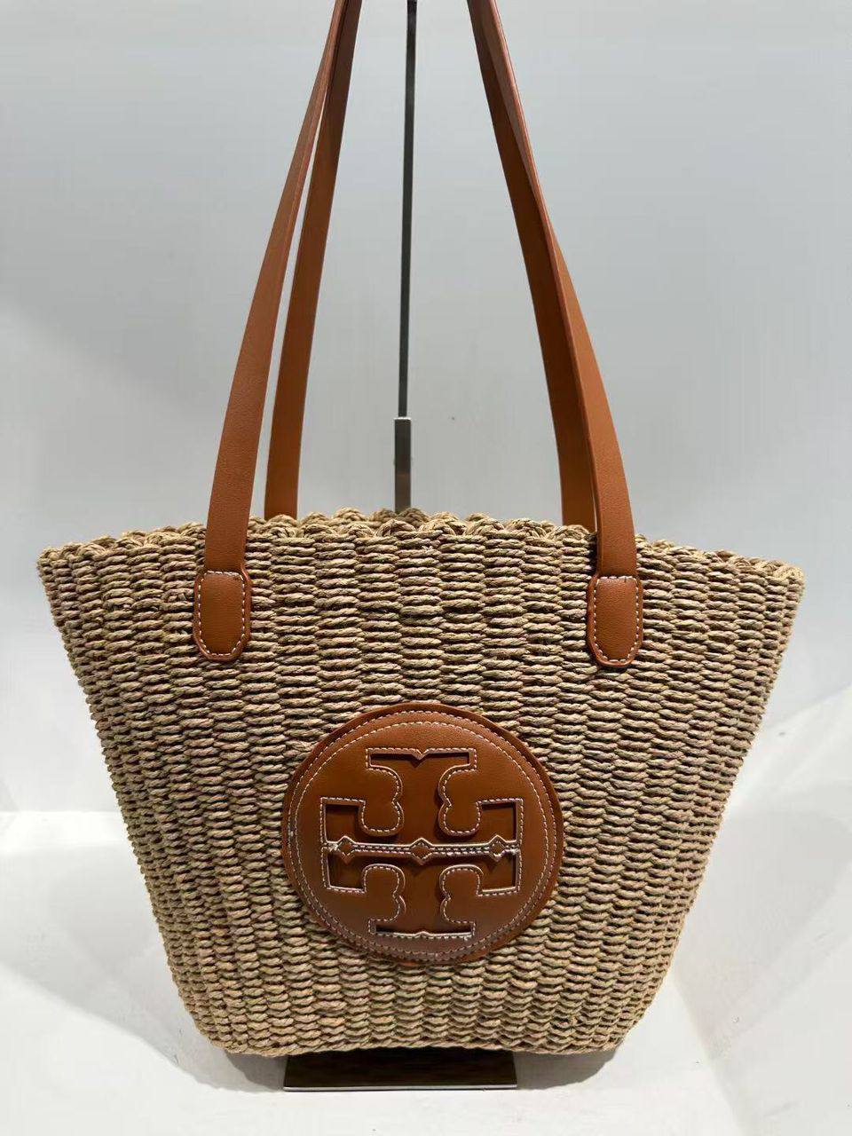 Loewe 
80 dhs✅
size 45×16×25cm

Zain42
♥️♥️♥️