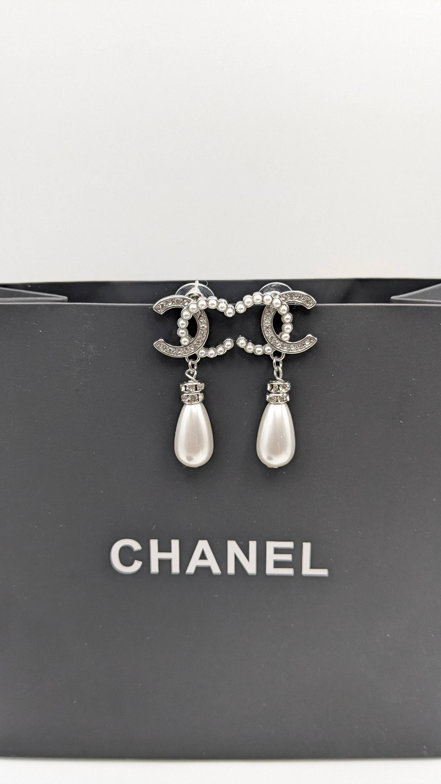 Chanel
*Master Quality* 
*Earrings*
80 dhs💓 
with Normal Box 🎁 
90 dhs💓 
with Master Box 🎁

Zain210
♥️♥️♥️