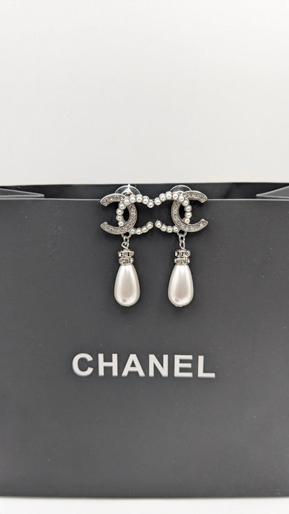 Chanel
*Master Quality* 
*Earrings*
80 dhs💓 
with Normal Box 🎁 
90 dhs💓 
with Master Box 🎁

Zain210
♥️♥️♥️