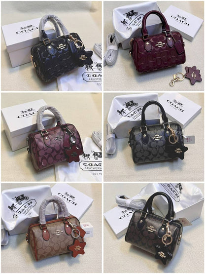 Coach
95 dhs✅

with box
🎁🎁🎁

size 18×10×12cm

Zain42
♥️♥️♥️