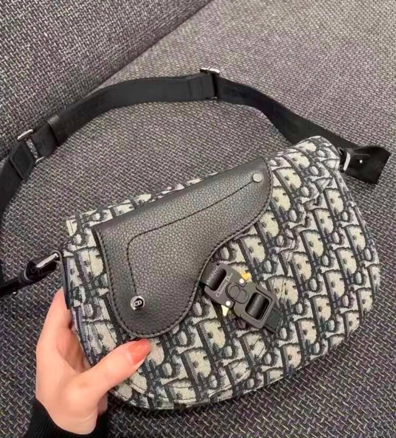 Dior
95 dhs✅
good-quality with box

Zain35
♥️♥️♥️