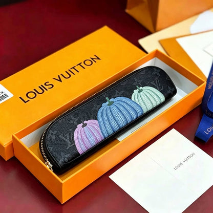 LOUIS VUITTON 

PEN BAG 

NEW CAME 
GOOD QUALITY 
WITH BOX 

55 dhs🇦🇪🇦🇪

Zain295
♥️♥️♥️