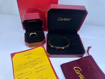 Stainless steel SET 💯
Bangle love and nail. 🦋
(Size bangle nail 14,15,16,17,18,19)
(Love bangle 14,15,16,17,18,19,20)
Non tarnish 💯
Love ring 💍 
(Size 6,7,8,9)
With black boxes 📦 
20 dhs🪙💕
With normal boxes 📦 
And paper bag 🛍️
30 dhs🪙💕
With sam