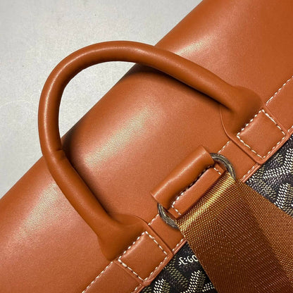 GOYARD 
BACKPACK & SILING BAG NEW CAME GOOD QUALITY 
140 dhs✅
SIZE: 37cm

Zain39
♥️♥️♥️