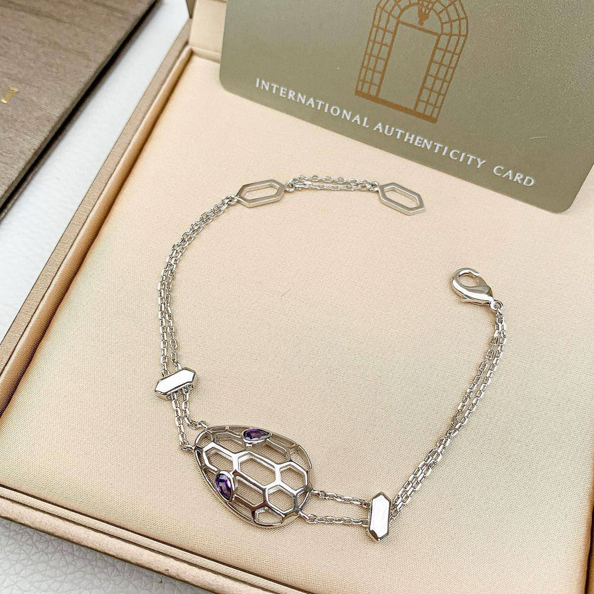 Bvlgari Bracelet* 🌷
Master quality 

60 dhs🪙💕
normal box
🎁🎁🎁

Zain48
♥️♥️♥️