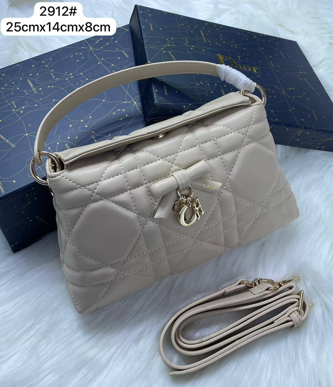 Dior

25cmx14cmx8cm

110 dhs🇦🇪🇦🇪

with box

Zain72
♥️♥️♥️