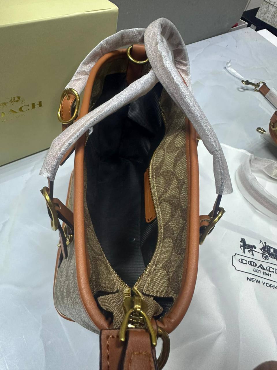 Coach

With box  
🎁🎁🎁

High quality 
95 dhs🪙🌨️

Zain50
♥️♥️♥️