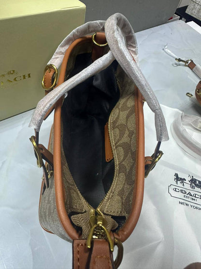Coach

With box  
🎁🎁🎁

High quality 
95 dhs🪙🌨️

Zain50
♥️♥️♥️