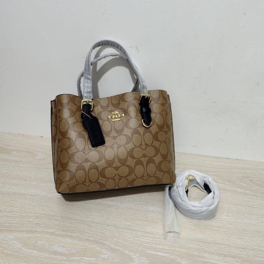 Coach
90 dhs🪙💕 
high quality

Zain26
♥️♥️♥️