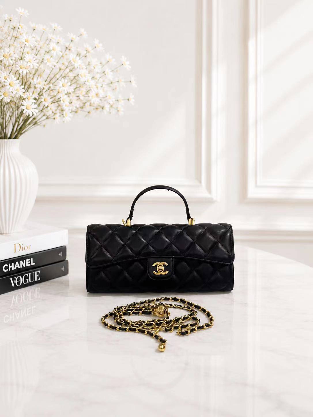 CHANEL
best quality with box
100 dhs🇦🇪🇦🇪

size25CM

Zain290
♥️♥️♥️