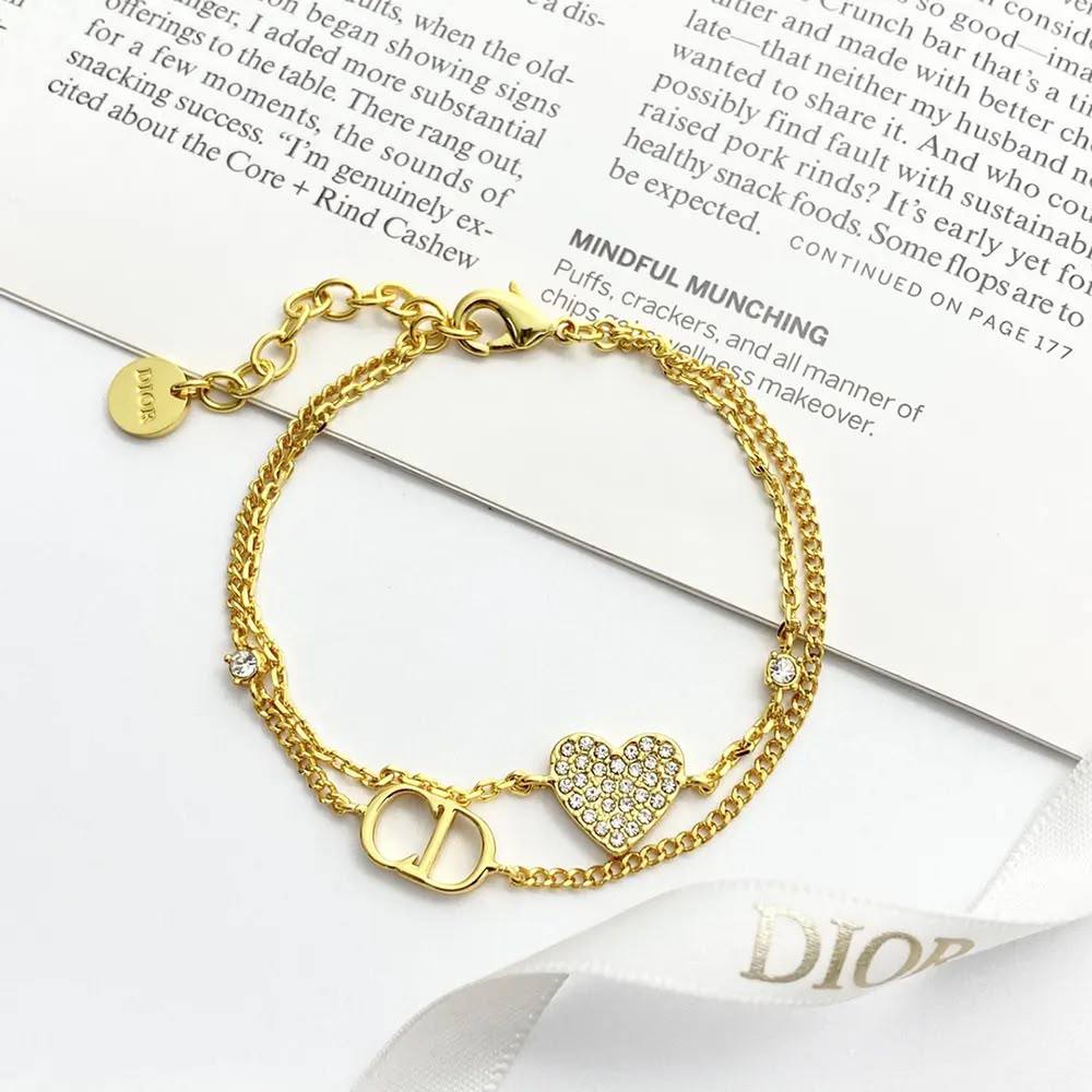 Dior 🦋*
Bracelet 🔥
good quality 💯
With normal boxes 🗃️
And paper bag 🛍️
30 dhs✅

With master box 📦 
45 dhs✅

Zain216
♥️♥️♥️