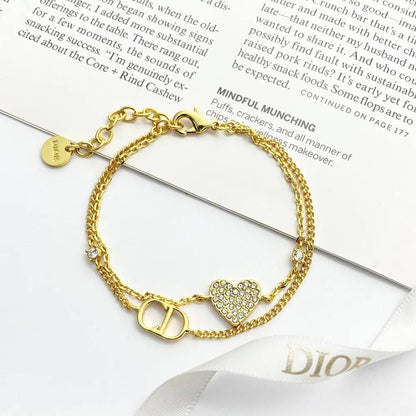 Dior 🦋*
Bracelet 🔥
good quality 💯
With normal boxes 🗃️
And paper bag 🛍️
30 dhs✅

With master box 📦 
45 dhs✅

Zain216
♥️♥️♥️