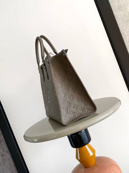 *Lv OnTheGo MM✅*
*Size 35 cm*
For Price 👇 WTSP Text Zain 0568585901

Zain274
♥️♥️♥️