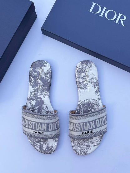 Dior 
95 dhs🪙🌨️
Size 36-42

Zain55
♥️♥️♥️